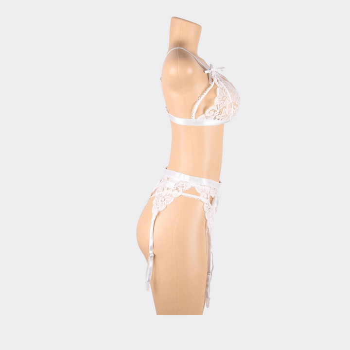 Three-piece Lingerie Set With Heart Garter - White